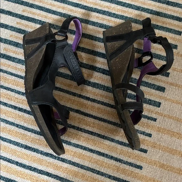 Women's Teva Black Leather Sandals, size 8 - Picture 2 of 7